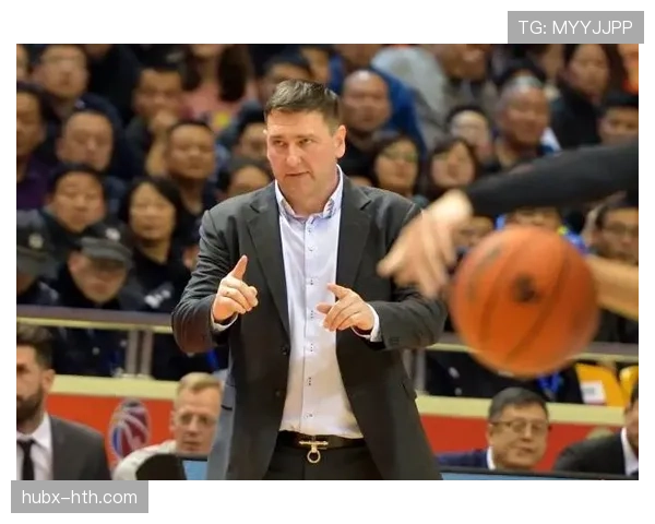 诺伊尔神勇发挥，稳健站位助球队剑指冠军